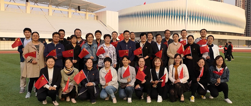 全院教师参加升旗仪式