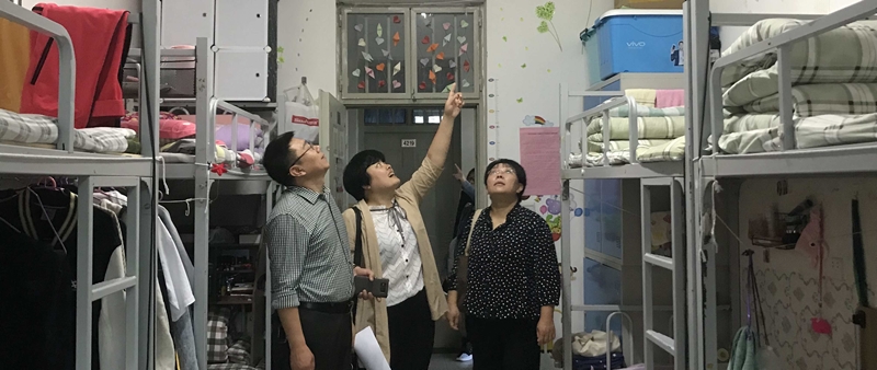 院领导检查学生宿舍