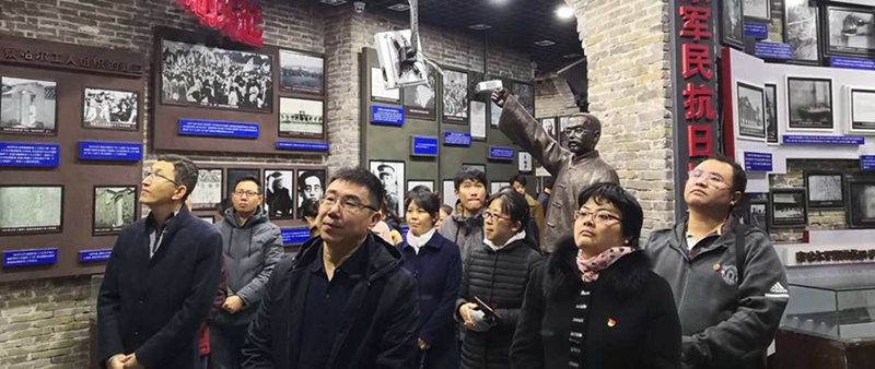 教师参观察哈尔纪念馆